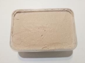 最上面一层奶油挤好后用抹刀抹平；