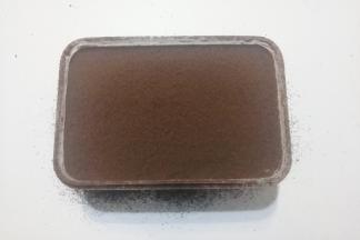 然后再筛上一层奥利奥饼干粉；