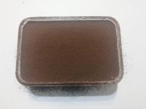 然后再筛上一层奥利奥饼干粉；