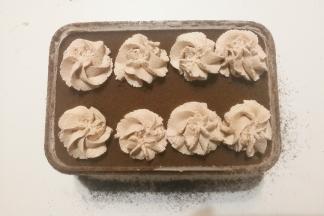 最后再把小份可可奶油随意挤出几朵奶油花，中间摆上几块奥利奥饼干就OK啦！（冷藏一晚口感更佳）