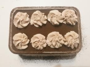 最后再把小份可可奶油随意挤出几朵奶油花，中间摆上几块奥利奥饼干就OK啦！（冷藏一晚口感更佳）
