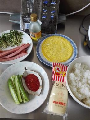 准备所有的材料，香肠切开，黄瓜洗净切长条