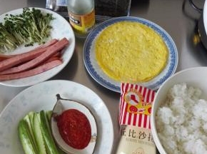 准备所有的材料，香肠切开，黄瓜洗净切长条