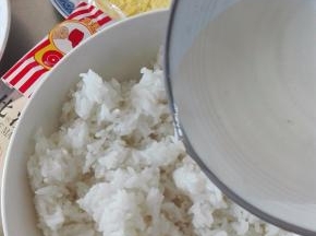 刚做好的米饭盛入大碗里，倒入适量的寿司醋搅匀，尽快让米饭散热；我用现成的寿司醋，但感觉口味不合适，又添加了少许的糖、盐调理一下；寿司醋的用量要根据自己的口味调整；