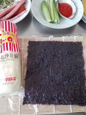 卷帘上铺一张紫菜或海苔；