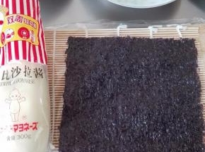 卷帘上铺一张紫菜或海苔；