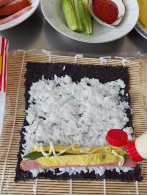 挤上适量的沙拉酱；