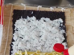 挤上适量的沙拉酱；