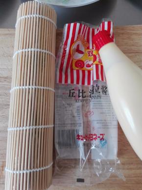 借助卷帘卷起紫菜；