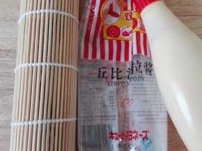 借助卷帘卷起紫菜；