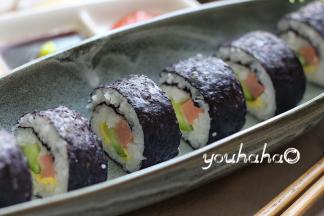 利刀沾凉开水快速切开，摆放盘中，鱼子酱、青芥辣和淡口酱油作为蘸料，也可以把沙拉酱直接挤在紫菜卷上食用；