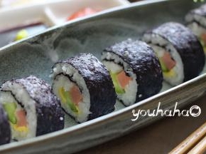 利刀沾凉开水快速切开，摆放盘中，鱼子酱、青芥辣和淡口酱油作为蘸料，也可以把沙拉酱直接挤在紫菜卷上食用；