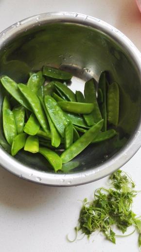 荷兰豆洗净，摘掉头尾和丝络，洗净