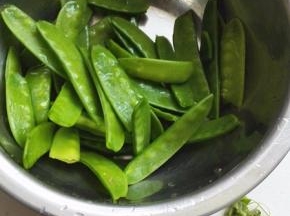 荷兰豆洗净，摘掉头尾和丝络，洗净