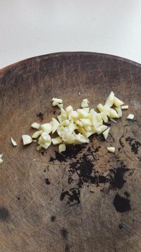 蒜切成碎末