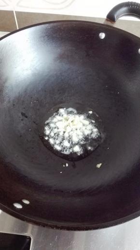 炒锅放油，放入蒜末炒出香味