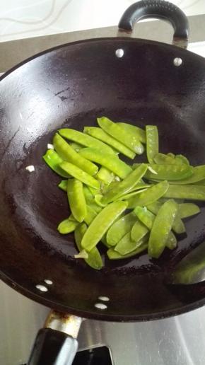 放入荷兰豆煸炒
