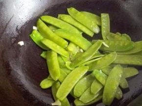 放入荷兰豆煸炒