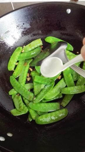 煸炒至全部变色断生，放盐调味，炒匀后盛出即可；勿放水