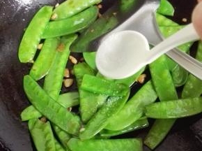 煸炒至全部变色断生，放盐调味，炒匀后盛出即可；勿放水