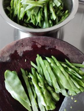 扁豆择洗干净，切成丝