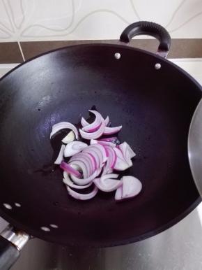 炒锅放油，油热后放洋葱丝煸炒