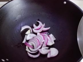 炒锅放油，油热后放洋葱丝煸炒