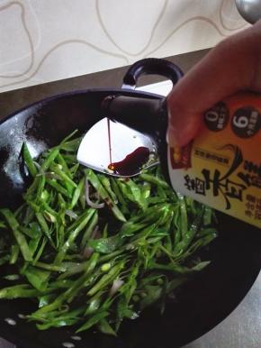 放入酱油2大勺30ml炒匀；比较浓稠的酱油