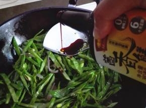 放入酱油2大勺30ml炒匀；比较浓稠的酱油