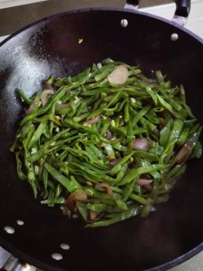 如此反复直至扁豆断生，起锅