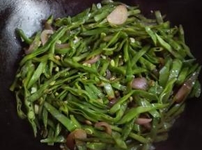 如此反复直至扁豆断生，起锅