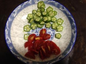 小番茄切四瓣，秋葵切片
