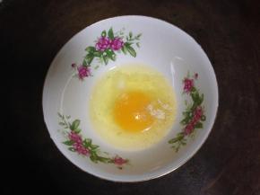 鸡蛋1个加入白胡椒粉和盐打散备用