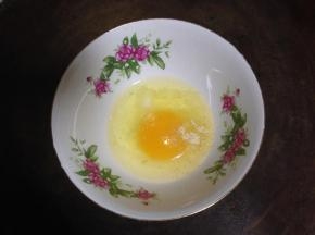 鸡蛋1个加入白胡椒粉和盐打散备用