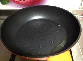 不粘锅中小火加油烧热