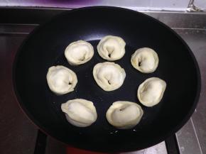 放入元宝饺煎至底部成型