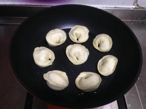 放入元宝饺煎至底部成型