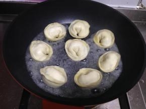倒入掩盖饺子一半的清水，盖上锅盖