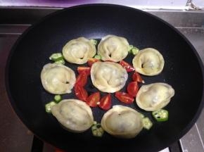 摆入秋葵片和小番茄