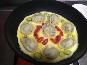 倒入打好的蛋液转均匀