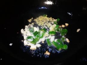 锅中油热下葱姜蒜