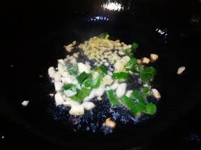 锅中油热下葱姜蒜