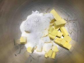 放入糖粉和细砂糖。