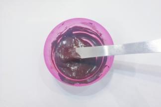 先将可可粉用一点点热水融开；