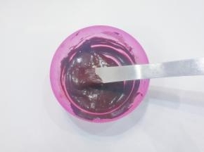先将可可粉用一点点热水融开；