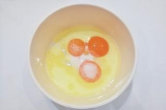 牛奶，玉米油和20克白糖放入容器中先搅拌均匀，然后加入蛋黄继续搅拌均匀；