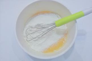 接着筛入低筋面粉，用手抽搅拌均匀；