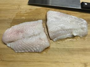 龙利鱼洗净后切成大小合适的段。