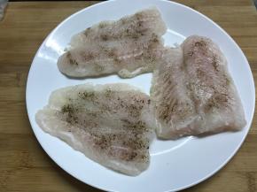 用少许海盐和黑胡椒粉腌制10钟。