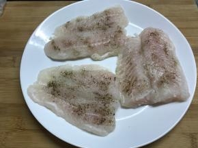 用少许海盐和黑胡椒粉腌制10钟。